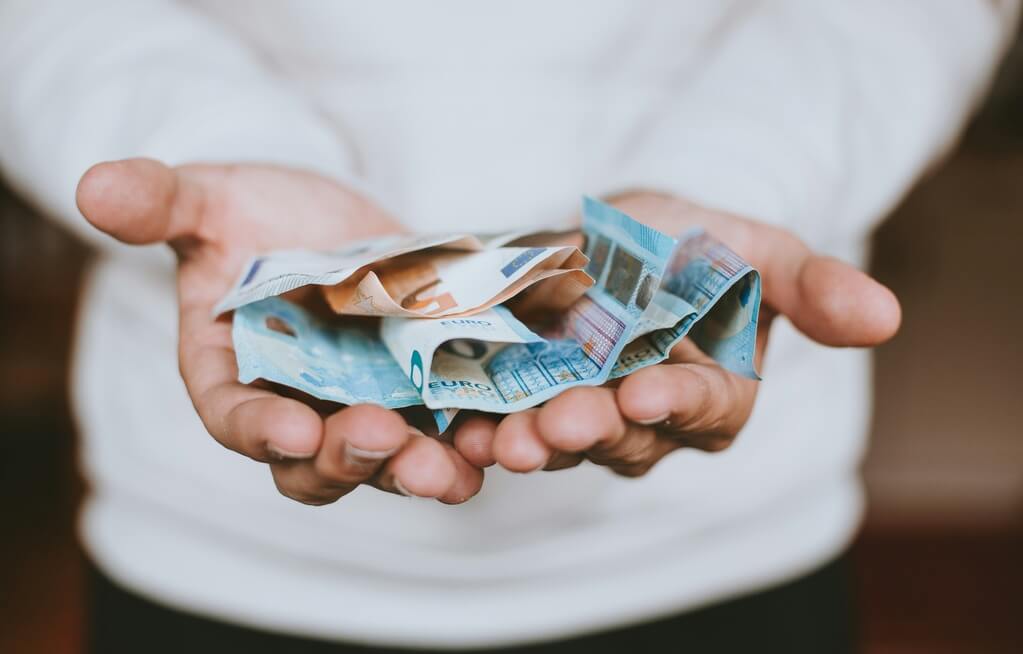 Jak oszczędzać 20% pensji, nie rezygnując z przyjemności? Sprytne triki dla każdego!